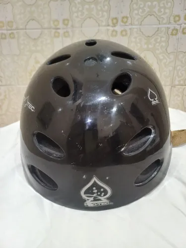 Capacete de skate Pro Tec cor preta