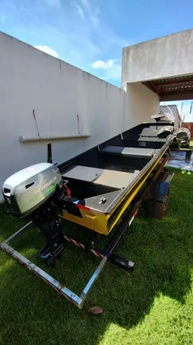 Barcos de pesca plataformado em excelente estado de conservação.