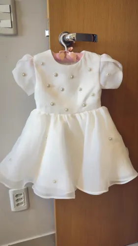 vestido branco com pedras social infantil