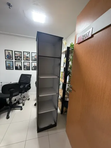 Estante branca pintada com 5 andares