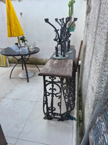 Mesa de ferro com banquetas