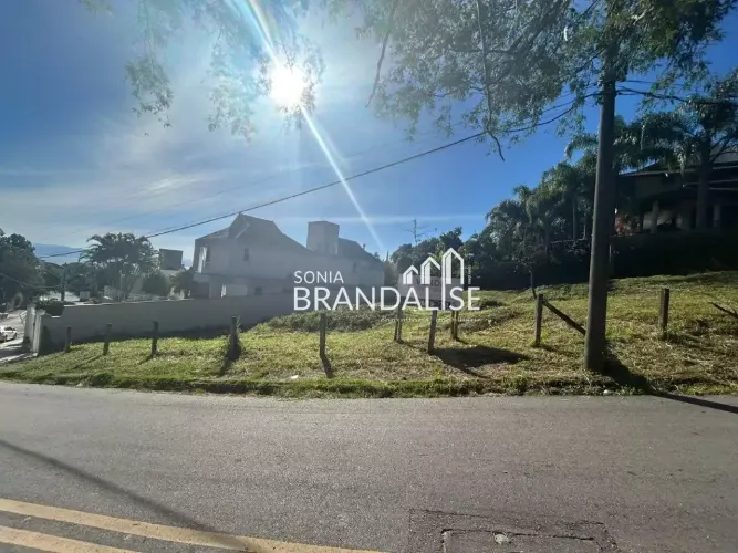 Terreno de esquina à venda com 729m²