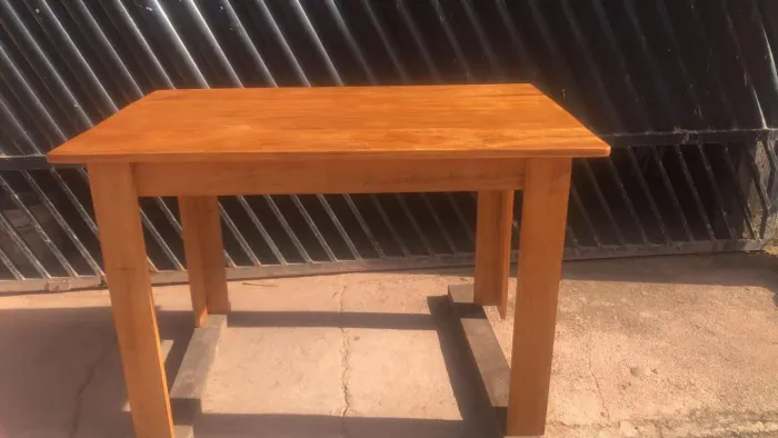 Mesa de jantar de madeira 