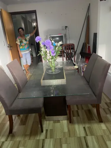 Mesa com tampo de vidro e 4 cadeiras