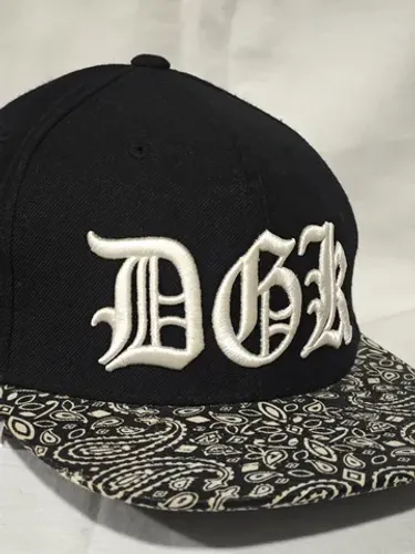 Boné preto letras bordadas DGK