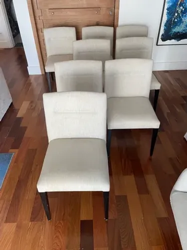Conjunto de 8 cadeiras em laca preta e tecido bege marca Brentwood.