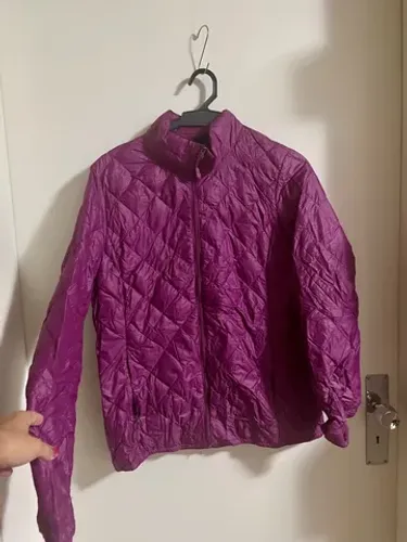 Jaqueta light/puffer com saco importada - brechó