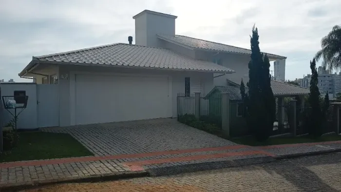 AMPLA Casa TODA EM LAJE 4 dorm 5 banheiros NO CENTRO de Criciúma ACEITA PERMUTA por Apto 