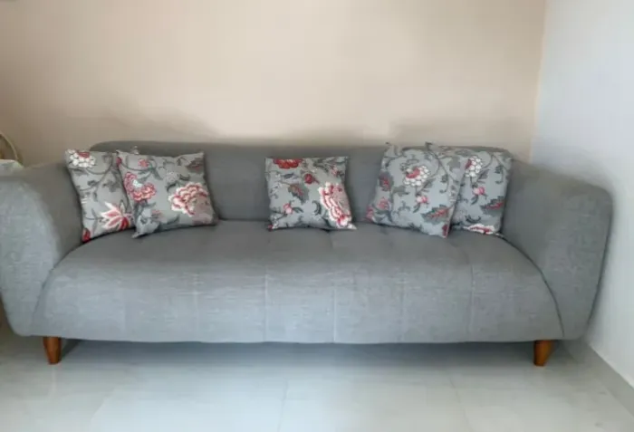 Sofá simples em tecido