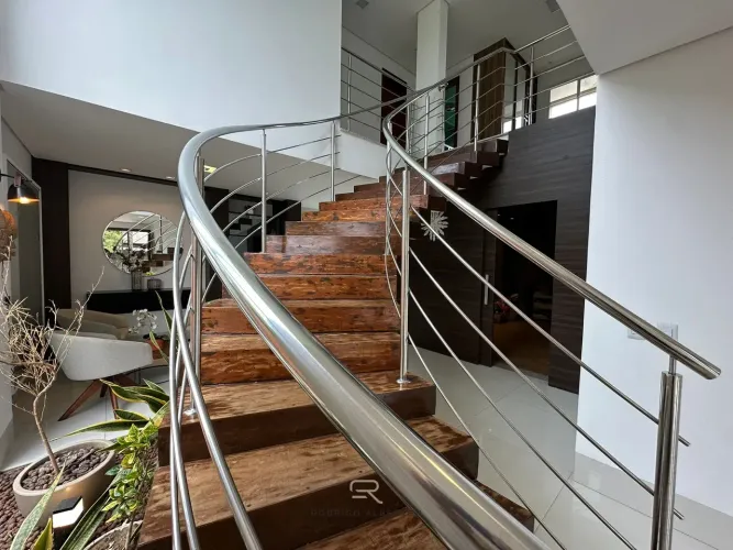 Sobrado para venda possui 309 metros quadrados com 4 quartos em Jardim Imperial - Cuiabá -