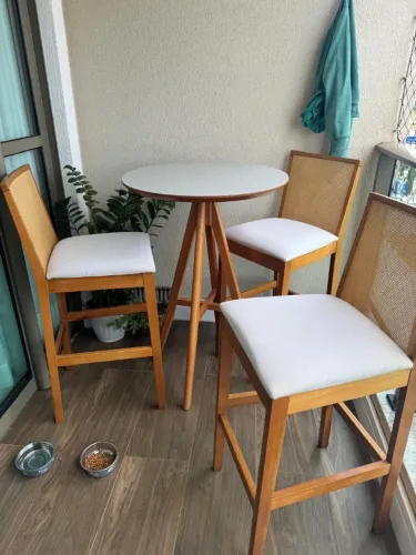 Mesa com 3 cadeiras 