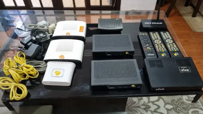 6un Modem e Roteador + 3 receptores de TV