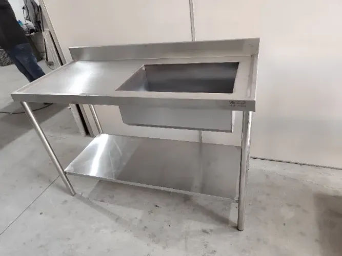 Pia Inox 1,10m com prateleira inferior para uso profissional