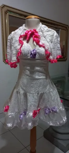 VESTIDO NOIVINHA JUNINO  BRANCO C/ FLOR ROXA E DECOTE. TAM M (ADULTO)