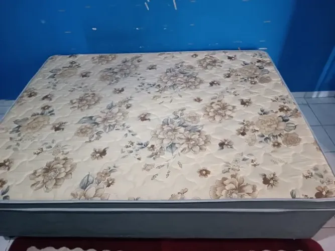 Vendo uma cama de casal box 