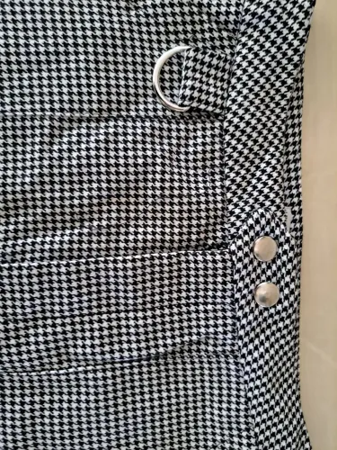 Saia estilo pied-de-poule com detalhes