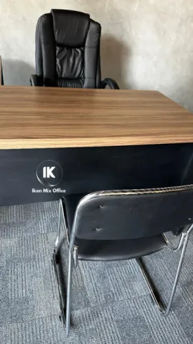 Mesa de Escritório 1.50x1.60 em Madeira com estrutura em Preto