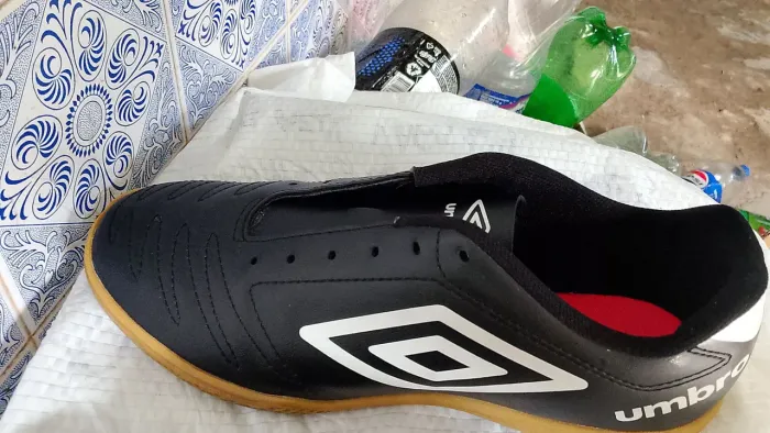 Chuteira Umbro nova