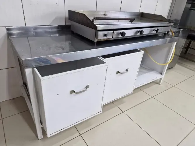 Balcão em Metal Tampo em Inox Pintura em Epoxi
