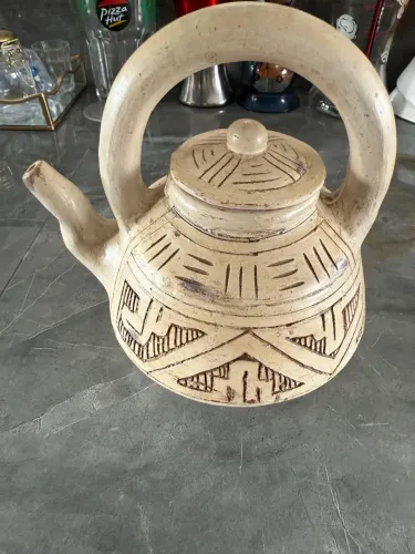 Bule de cerâmica artesanal com design étnico