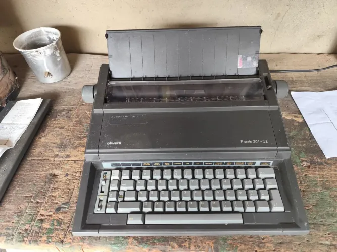 Máquina de escrever elétrica Olivetti Praxis 201-II