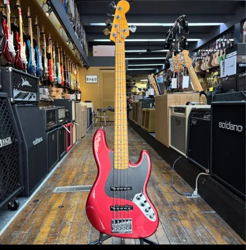 C. Baixo Fender Ultra 2. 2025