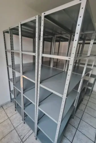 Estantes de aço 