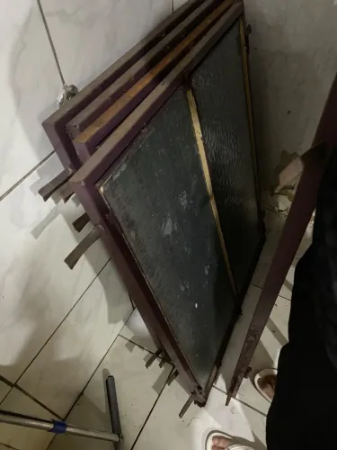 Vende-se portão e janela de ferro