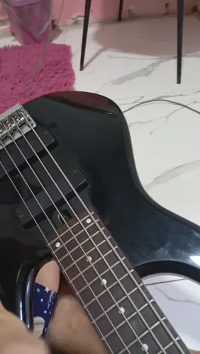 Contra baixo Millenium 5 cordas ativo