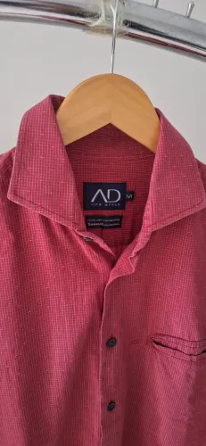 Camisas sociais M originais praticamente novas