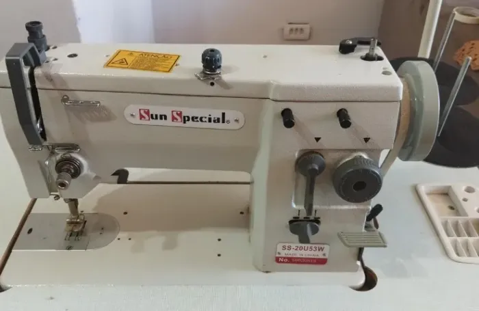 Máquina de Costura Sun Special SS-20U53W com Motor Acoplado e Mesa - Ótimo Estado