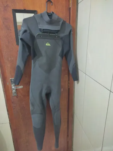 Long Jhon Neoprene Quiksilver 3.2mm Tamanho M 350$ pra sair logo