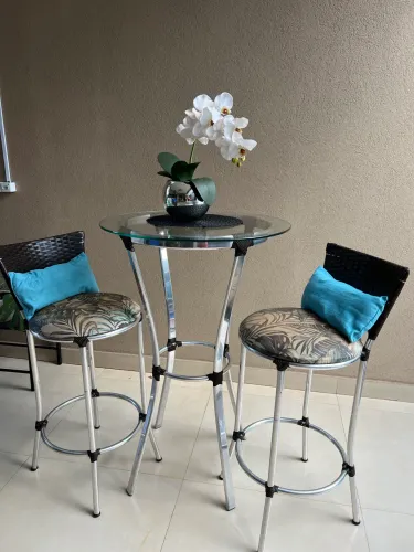 Bistrô de vidro bisotê e inox com banquetas 