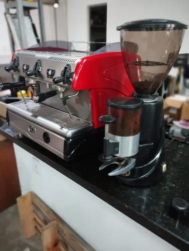 Maquina Cafe La Spaziale 2 grupos + Moinho Astro 12