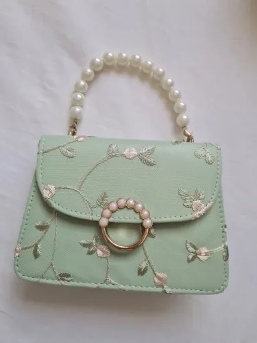 Linda Bolsa de Mão Verde Bordada com Detalhes em Pérola