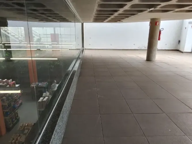 Área de 80m², mezanino com vista para a lagoa Paulino.
