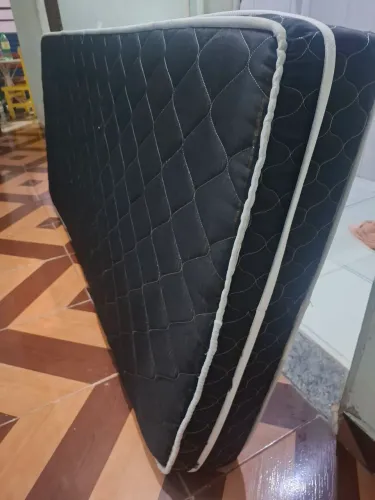 colchão de solteiro ele é de mola ensacada já está higienizado e tem 200 por 98