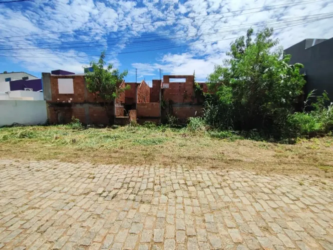 Quatro casas em fase de obra, Jd Guanabara em frente ao Mirante Lagoa