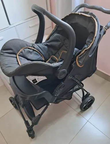 Carrinho galzerano romano com bebê conforto