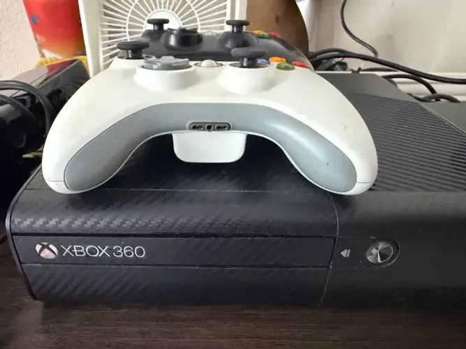 Xbox 360 Super Slim Desbloqueado 1TB + 300 Jogos + 2 Controles + Kinect