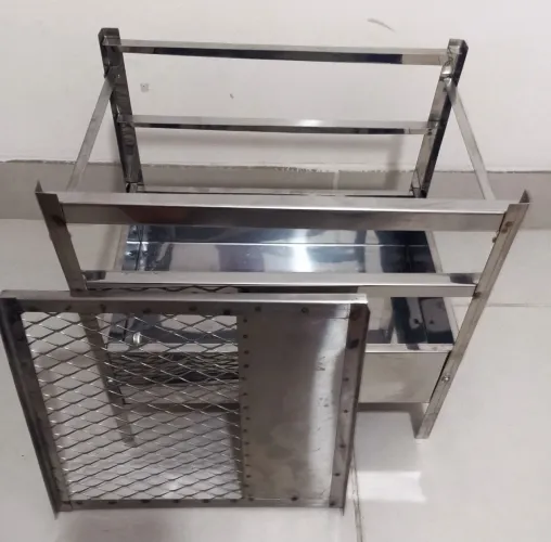 MINI CHURRASQUEIRA DESMONTÁVEL DE INOX PARA ESPETINHOS COM GRELHA DE INOX.
