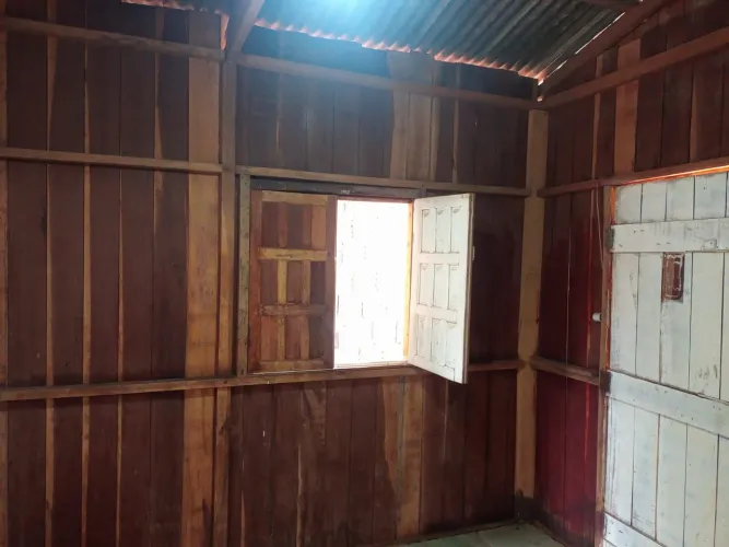 Vendo madeira de uma casa 6x6 valor 2.700 reais