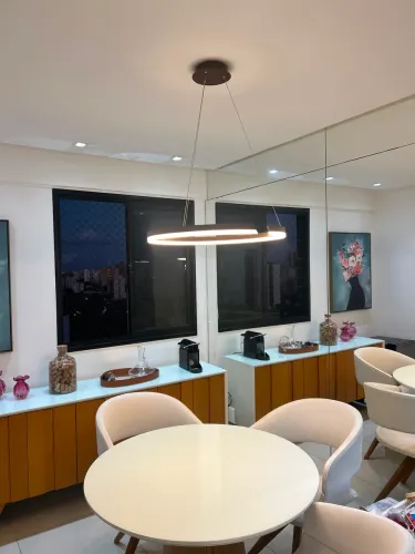 MODERNO E LINDO LUSTRE COM LUZ AMARELA