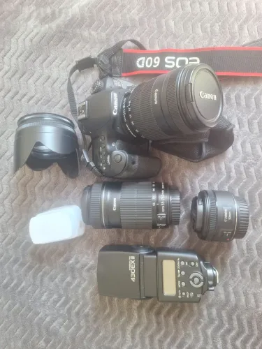 Kit fotográfico Canon EOS 60D, lentes, flash - y R$ 5000