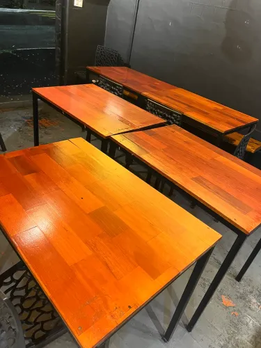 Mesa de madeira maciça 