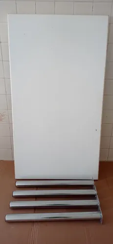 Mesa de cozinha de fórmica sem cadeiras. As medidas são: 1,47 X 0,81  OBS: Retirar no loca