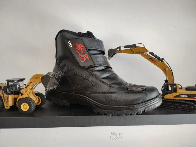 Bota motociclista em couro legítimo.