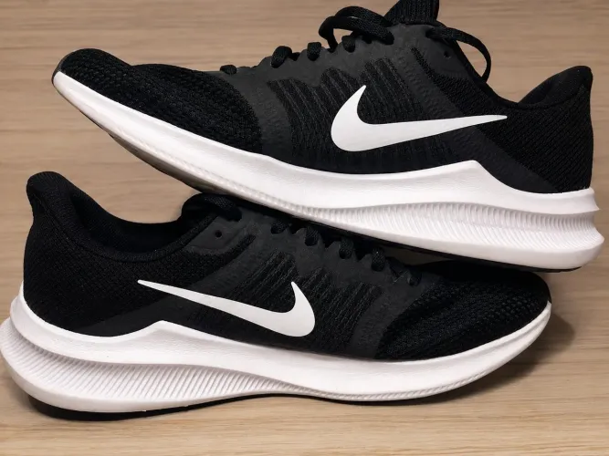 Tênis da Nike masculino preto e branco esportivo casual confortável
