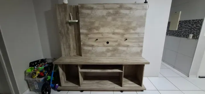 Rack com Painel para TV - Cor Amadeirado (Bom Estado)