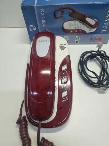Telefone de parede antigo na caixa